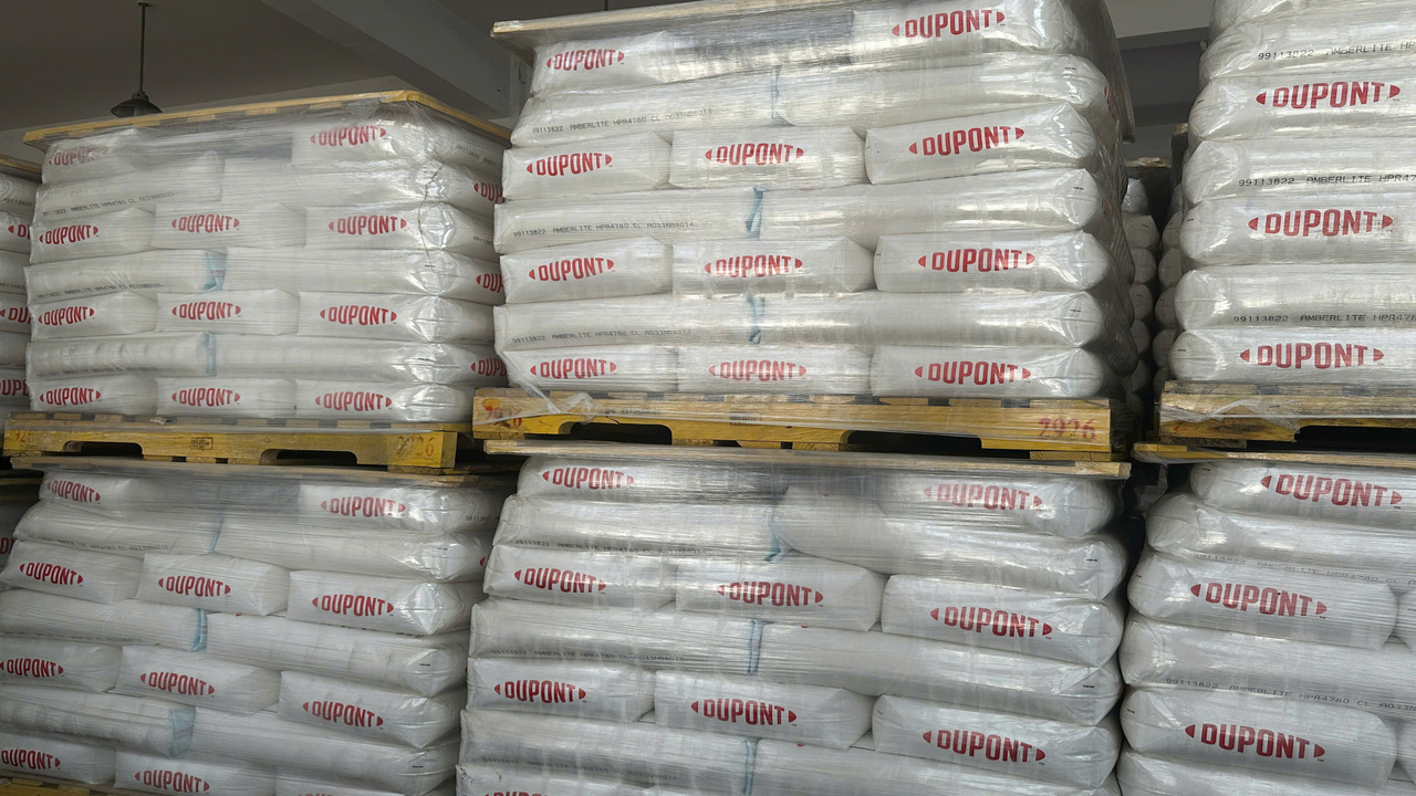 Hat nhua Dupont